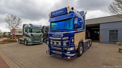 20250330-Tom-Holding-00304 20250330-Tom-Holding-00304